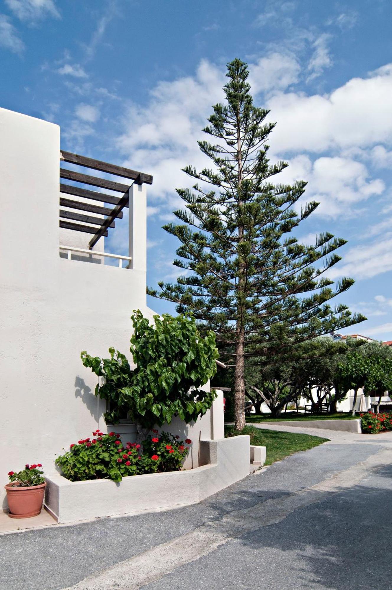הרסוניסוס Ourania Apartments Hotel מראה חיצוני תמונה
