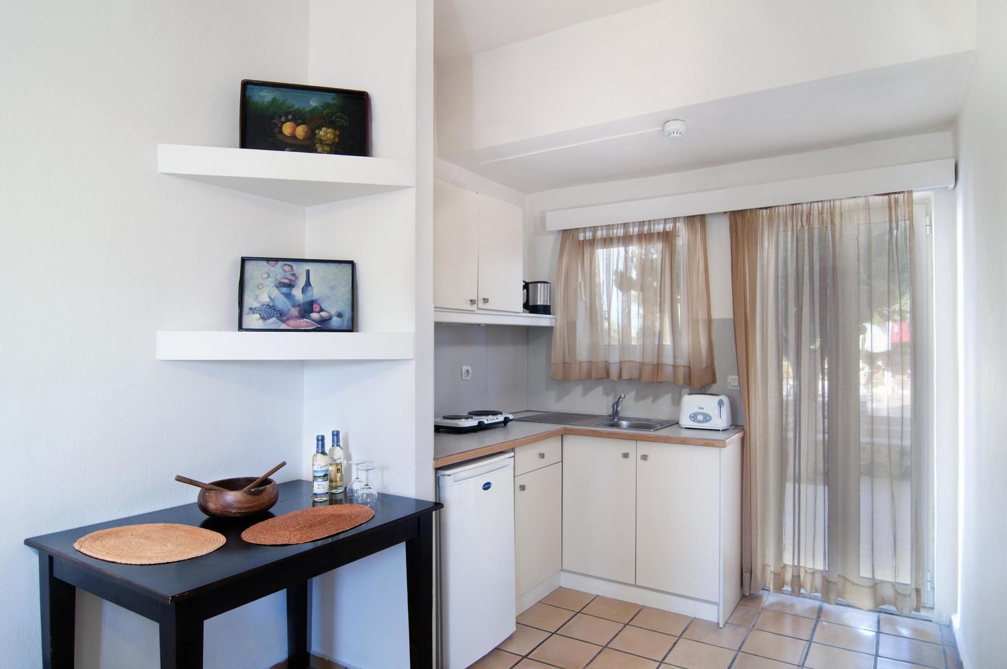 הרסוניסוס Ourania Apartments Hotel מראה חיצוני תמונה