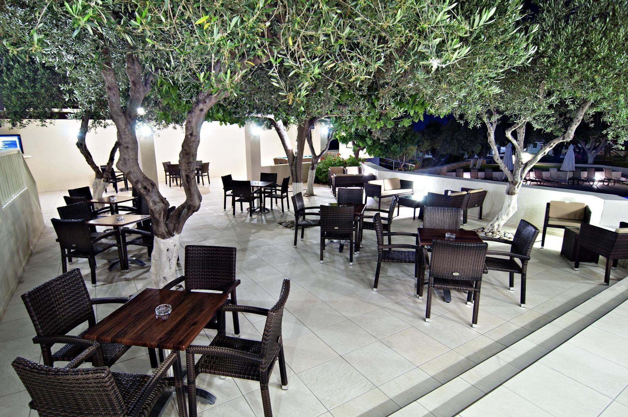 הרסוניסוס Ourania Apartments Hotel מראה חיצוני תמונה