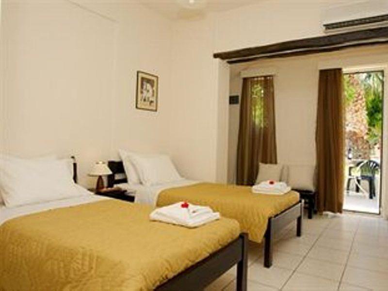 הרסוניסוס Ourania Apartments Hotel מראה חיצוני תמונה