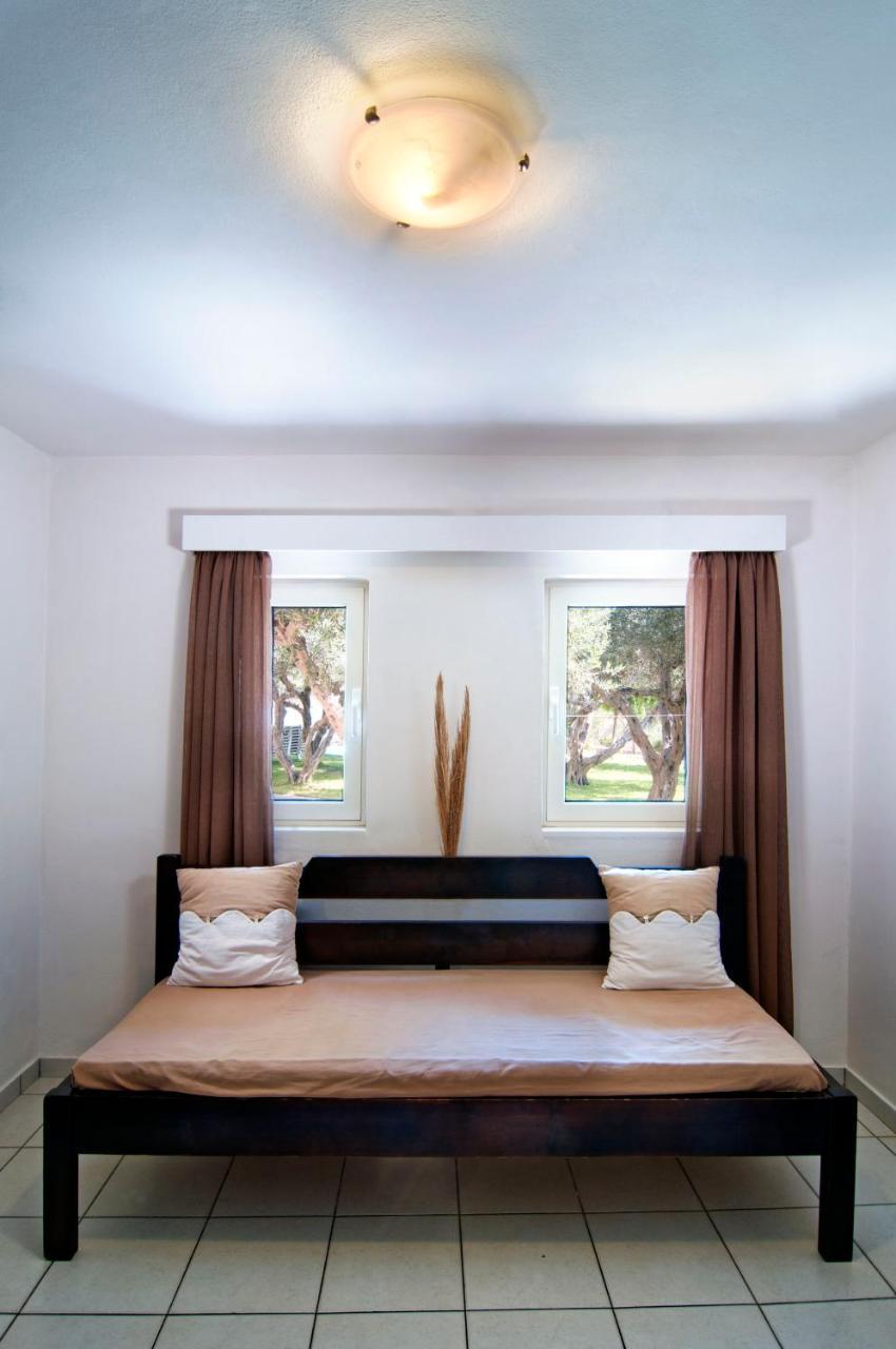 הרסוניסוס Ourania Apartments Hotel מראה חיצוני תמונה